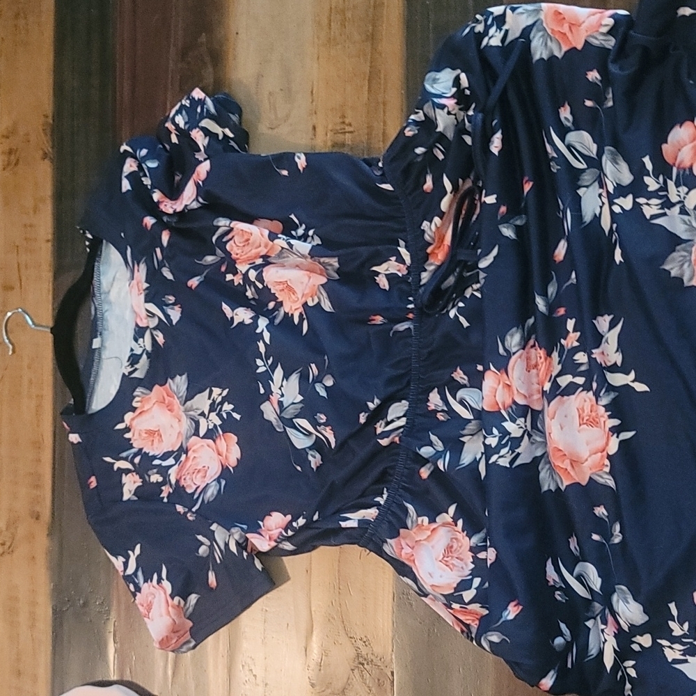 Short sleeved knee length Flowered Dress with pockets and small tie waist